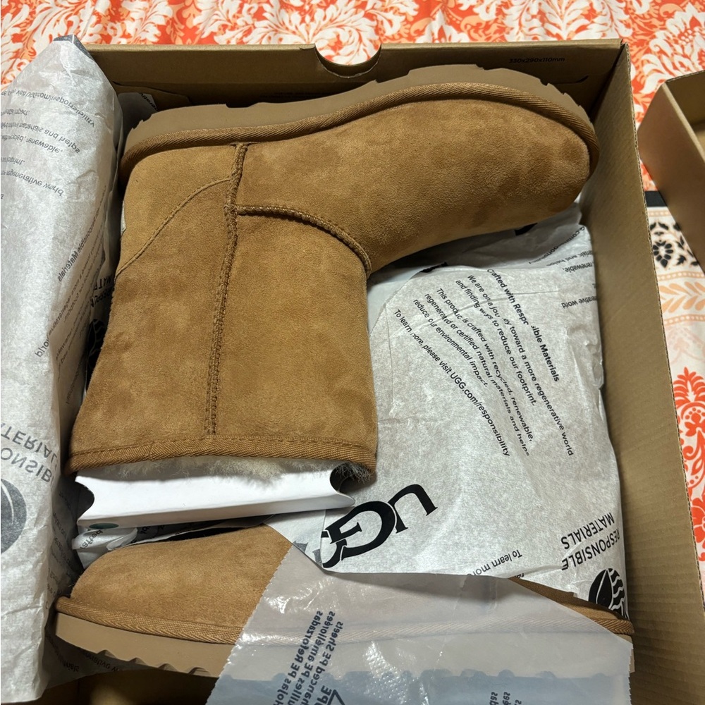 UGG Classic Chestnut Boots size 6 in big kids fits women who wears 6